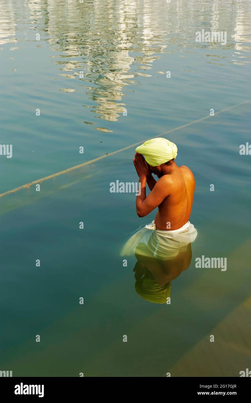 India, Penjab, Amritsar, Harmandir Sahib (Tempio d'oro), centro spirituale e culturale della religione Sikh Foto Stock