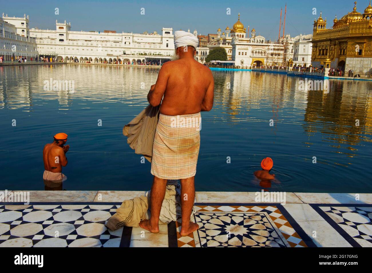 India, Penjab, Amritsar, Harmandir Sahib (Tempio d'oro), centro spirituale e culturale della religione Sikh Foto Stock