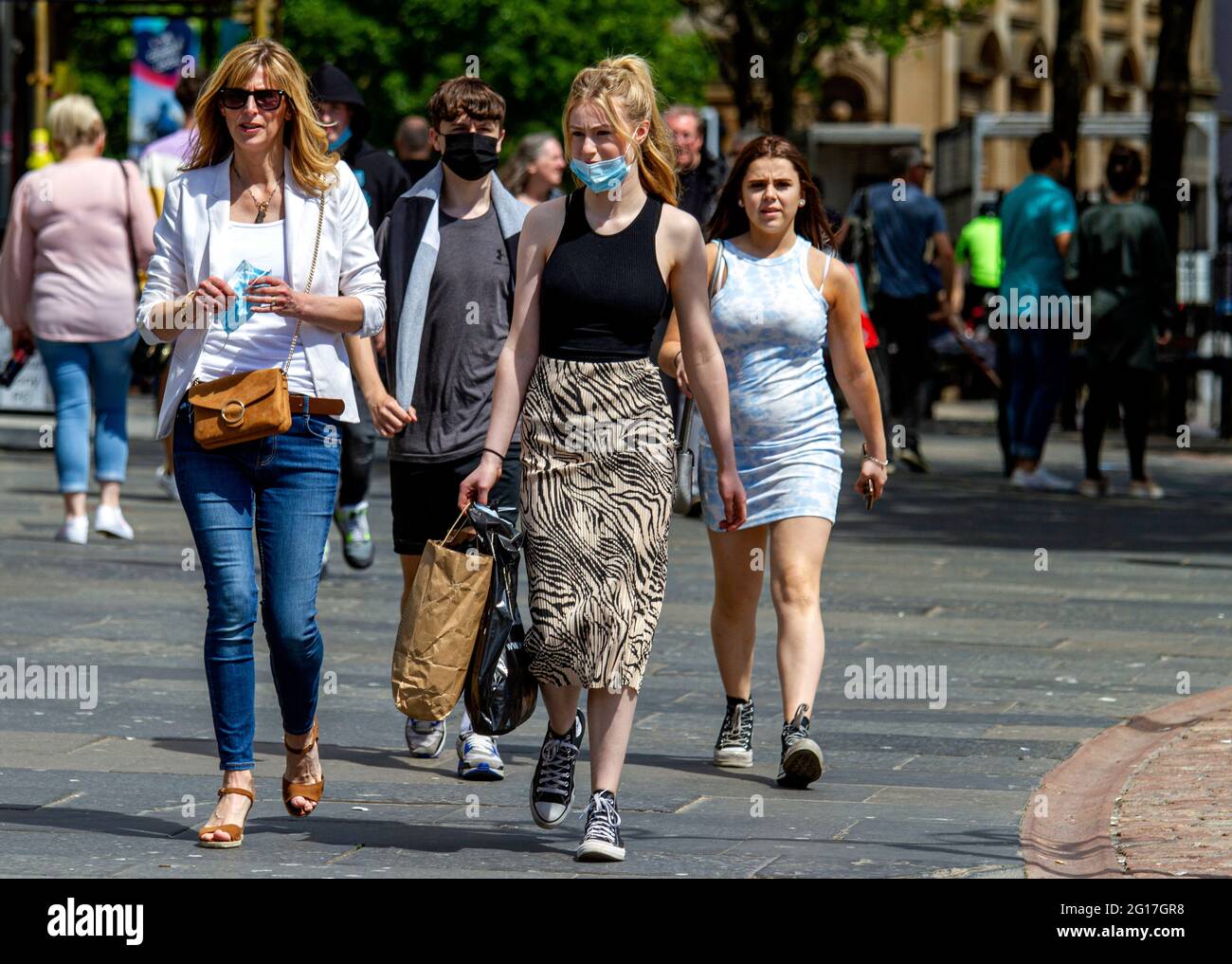 Dundee, Tayside, Scozia, Regno Unito. 5 Giugno 2021. Regno Unito tempo: Una giornata molto calda e soleggiata attraverso la Scozia nord-orientale con temperature che raggiungono i 18°C. Covid-19 restrizioni di blocco sono ora rilassato al livello 2 a Dundee con persone ancora ben consapevoli delle linee guida di allontanamento sociale e l'uso di maschere facciali. I residenti locali approfittano della loro libertà di socializzare con amici e familiari al di fuori del centro della città, nel bel tempo caldo e soleggiato. Credit: Dundee Photographics/Alamy Live News Foto Stock