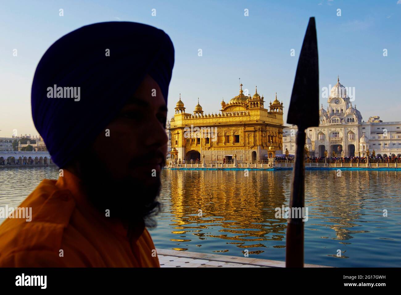 India, Penjab, Amritsar, Harmandir Sahib (Tempio d'oro), centro spirituale e culturale della religione Sikh Foto Stock