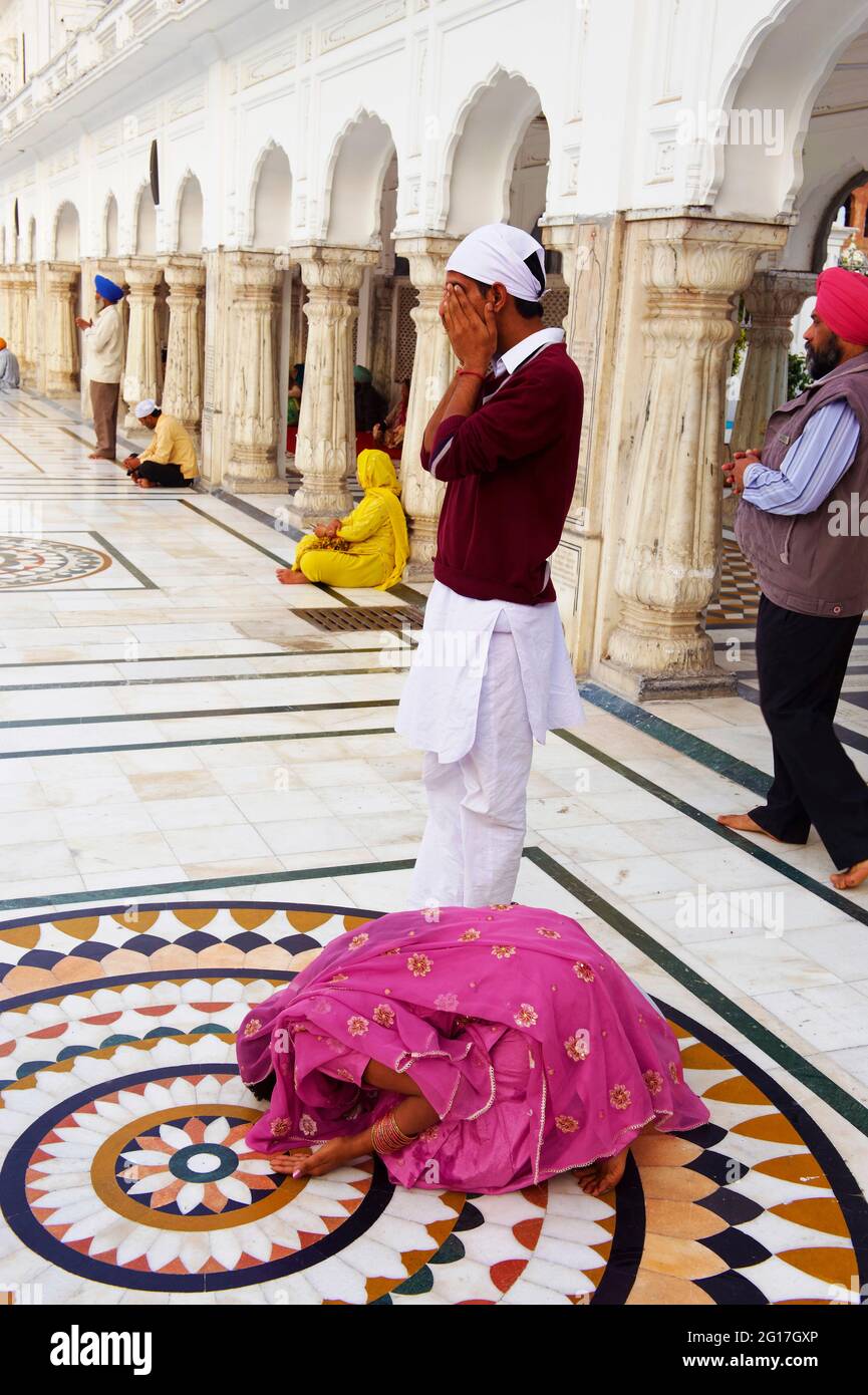 India, Penjab, Amritsar, Harmandir Sahib (Tempio d'oro), centro spirituale e culturale della religione Sikh Foto Stock