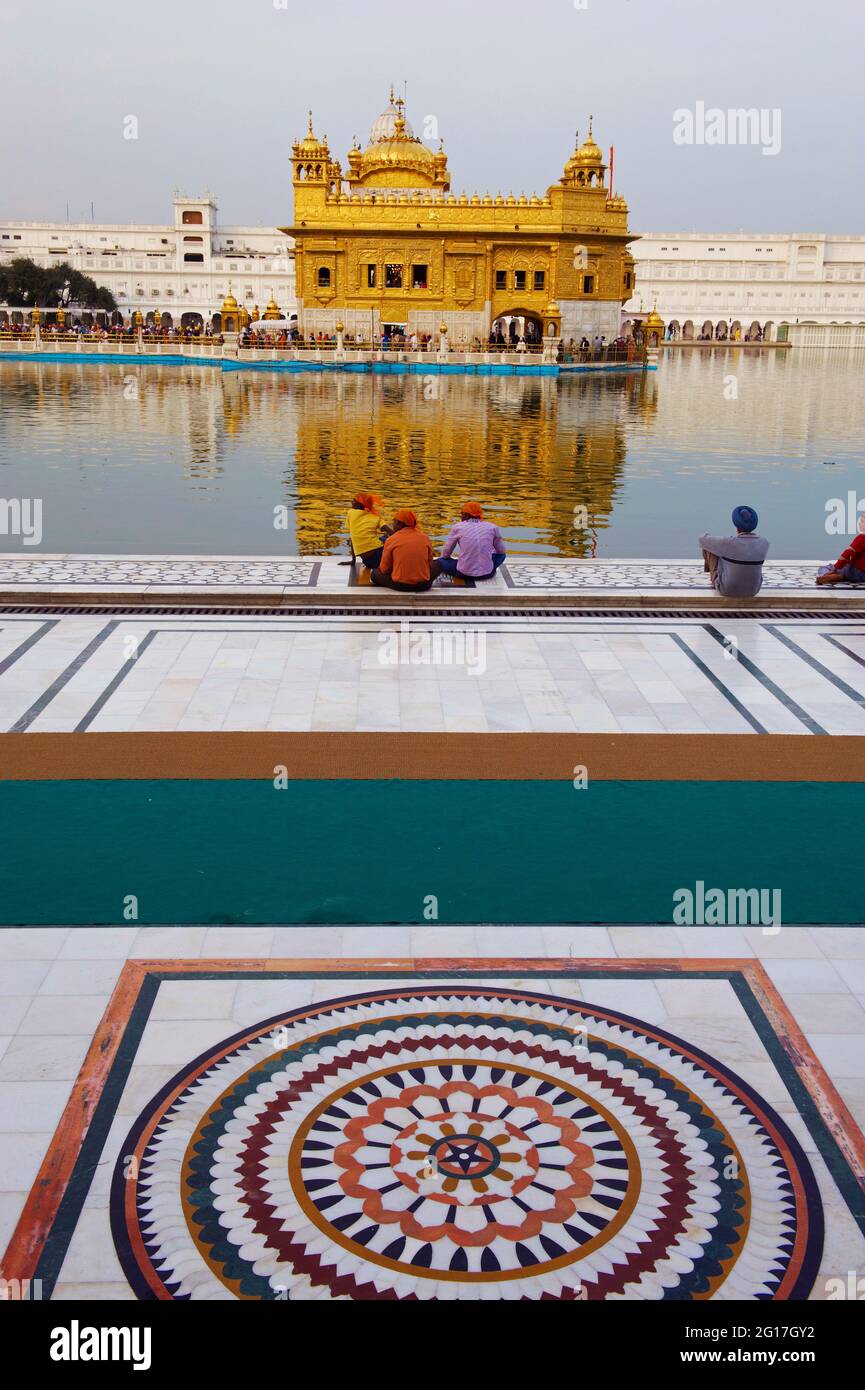 India, Penjab, Amritsar, Harmandir Sahib (Tempio d'oro), centro spirituale e culturale della religione Sikh Foto Stock