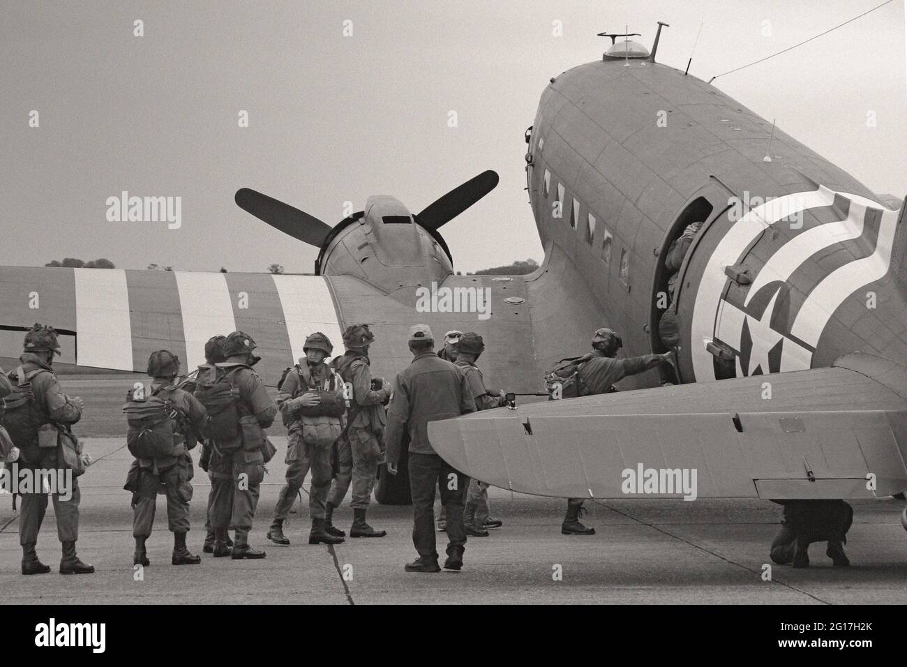 Paracadutisti in attesa di salire a bordo di un Douglas C-47 Skytrain presso il corpo aereo dell'esercito degli Stati Uniti, che si celebra a Duxford, nel Regno Unito, durante il 75° anniversario delle celebrazioni del D-Day Foto Stock