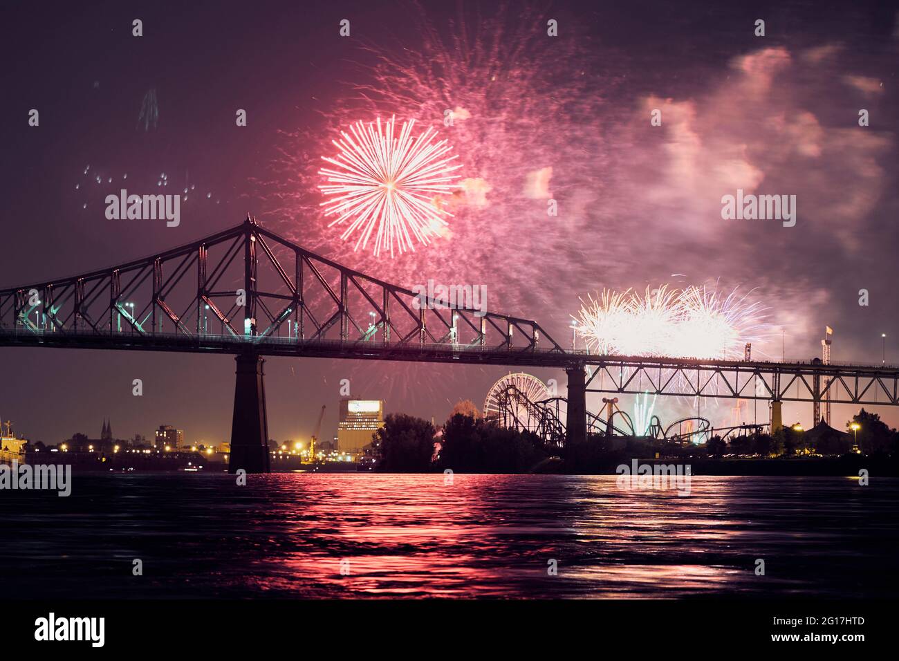 Ponte con fuochi d'artificio dietro, Montreal, Quebec, Canada 2017 Foto Stock