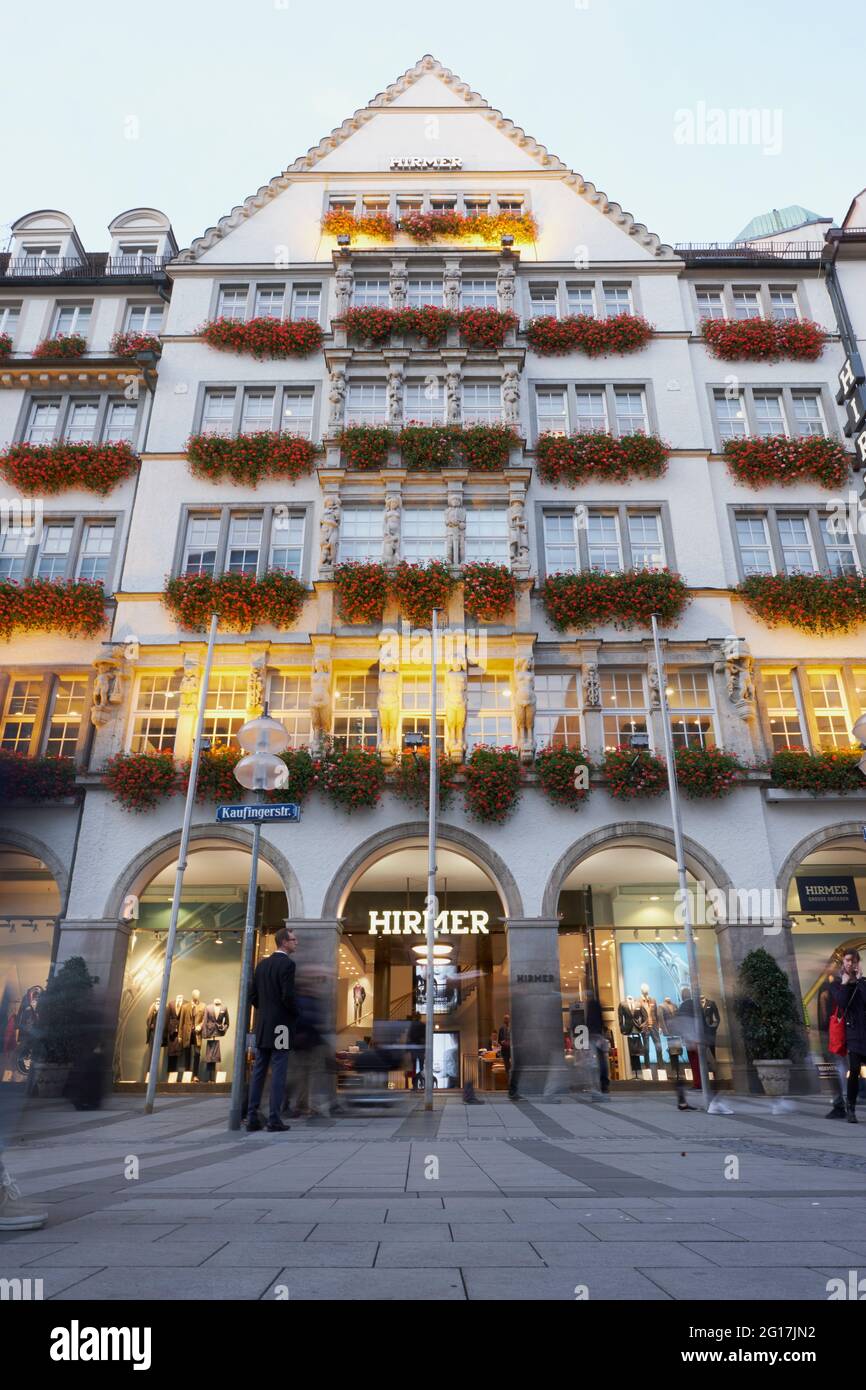 Hirmer retail store nel quartiere dello shopping di Monaco di Baviera, 2017 Foto Stock