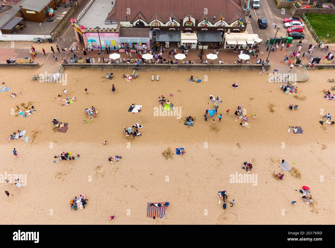 Portobello, Scozia, Regno Unito. 5 giugno 2021. Molti locali si sono fatti strada verso la famosa spiaggia di Portobello fuori Edimburgo, quando le temperature hanno raggiunto i 20°C il sabato pomeriggio. Iain Masterton/Alamy Live News Foto Stock