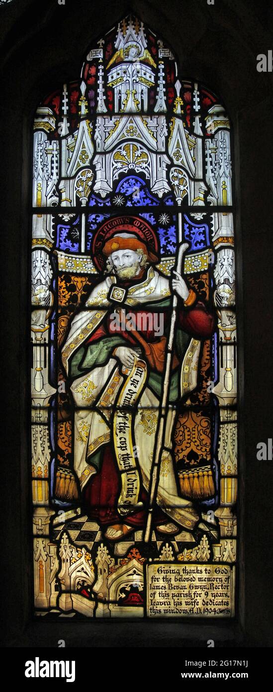 Vetrata di Herbert Bryans raffigurante St James the Great, St Leonard's Church, Rockingham, Northamptonshire Foto Stock