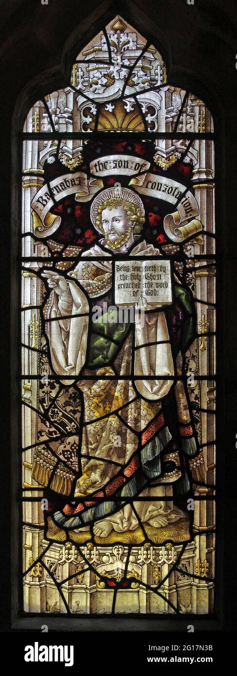 Vetrata di Percy Bacon raffigurante St Barnabas, St Leonard's Church, Rockingham, Northamptonshire Foto Stock