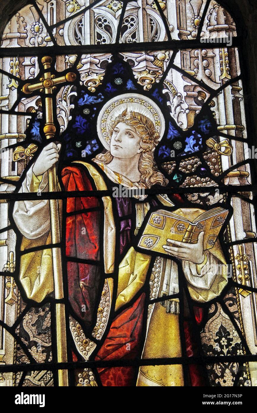 Vetrata di Percy Bacon raffigurante Faith, St Leonard's Church, Rockingham, Northamptonshire Foto Stock