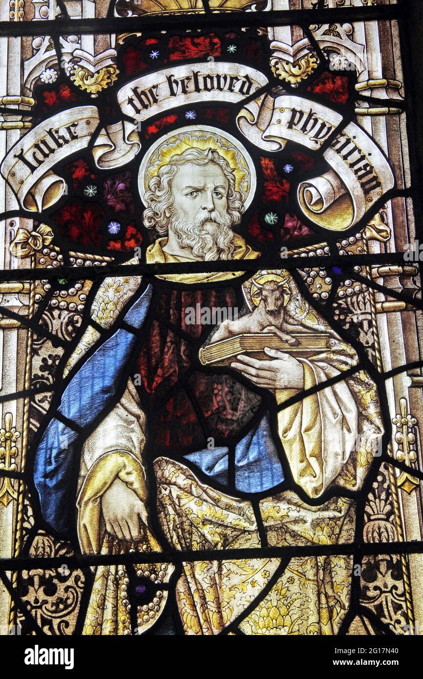 Vetrata di Percy Bacon raffigurante San Luca, la chiesa di San Leonardo, Rockingham, Northamptonshire Foto Stock