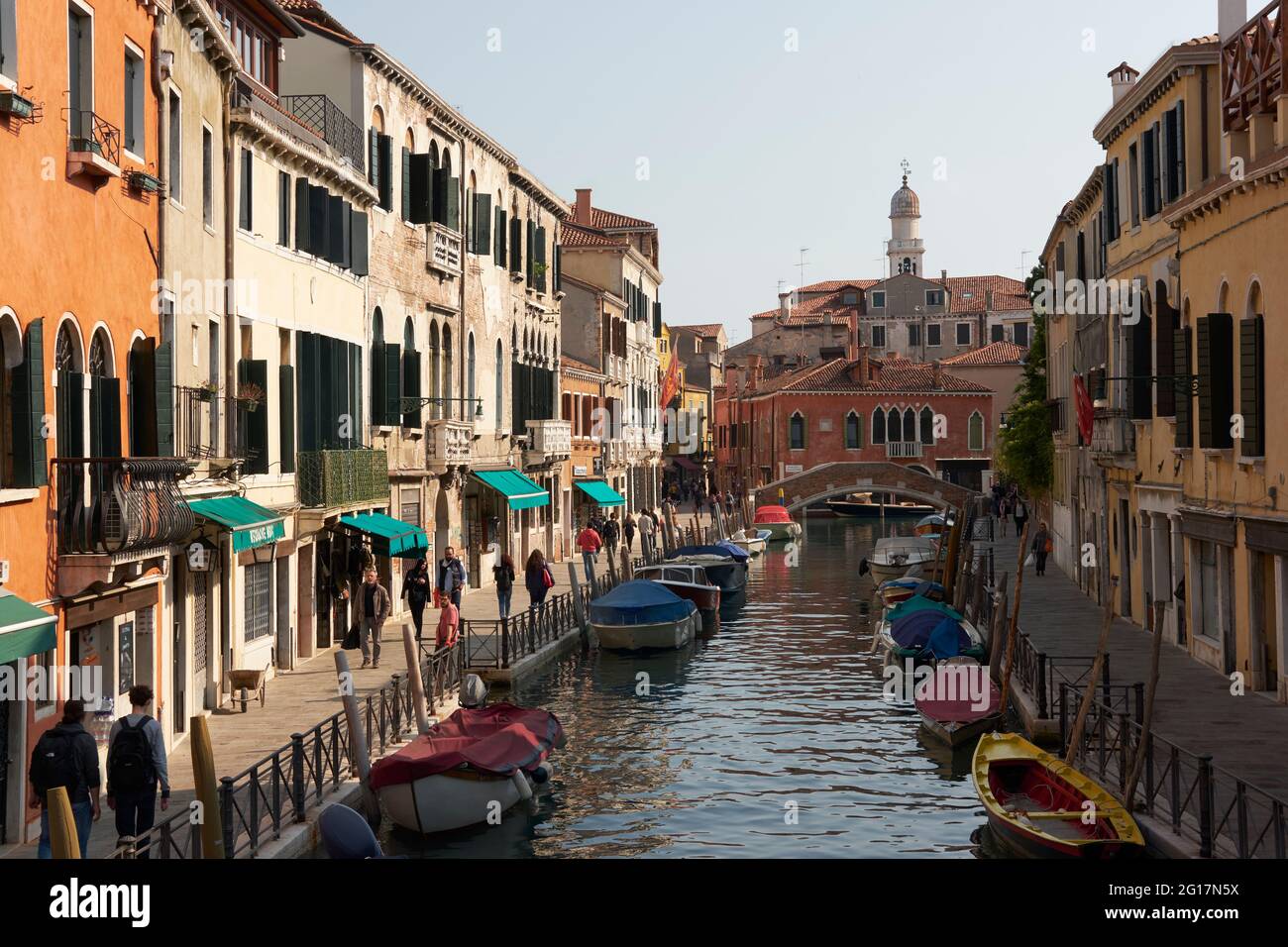 Strade e canal in città italiana, Venezia, Italia, 2017 Foto Stock