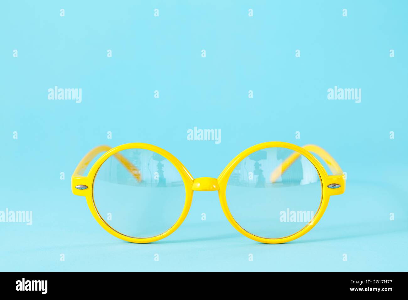 Vetri gialli rotondi su sfondo azzurro con spazio per la copia. Foto Stock