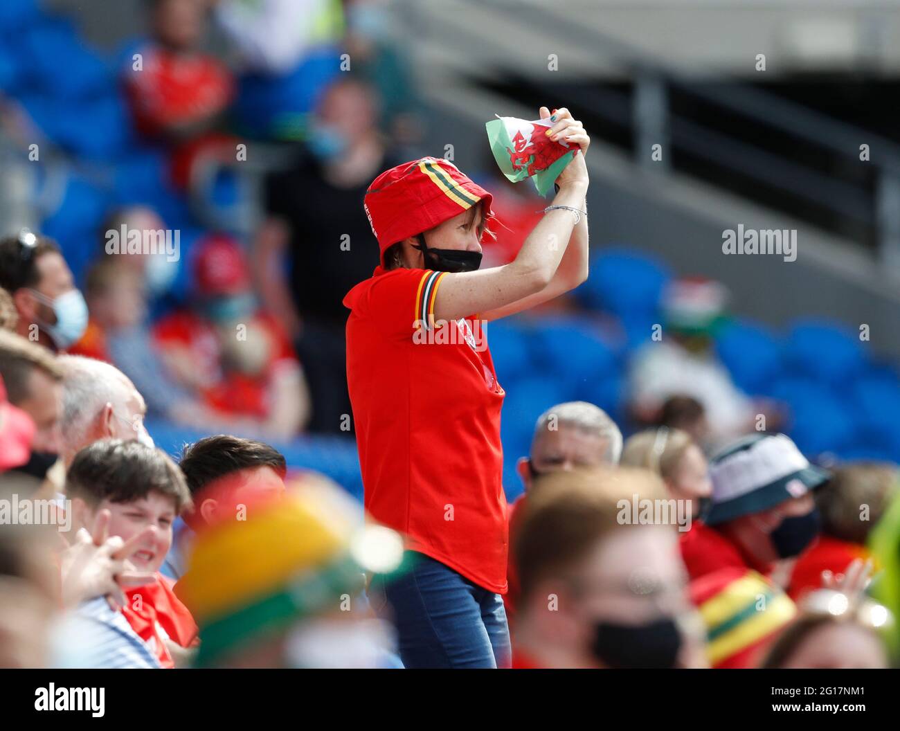 Cardiff, Galles, 5 giugno 2021. Un fan gallese si acclamerà per la sua squadra durante la partita di calcio internazionale al Cardiff City Stadium di Cardiff. L'immagine di credito dovrebbe essere: Darren Staples / Sportimage Foto Stock