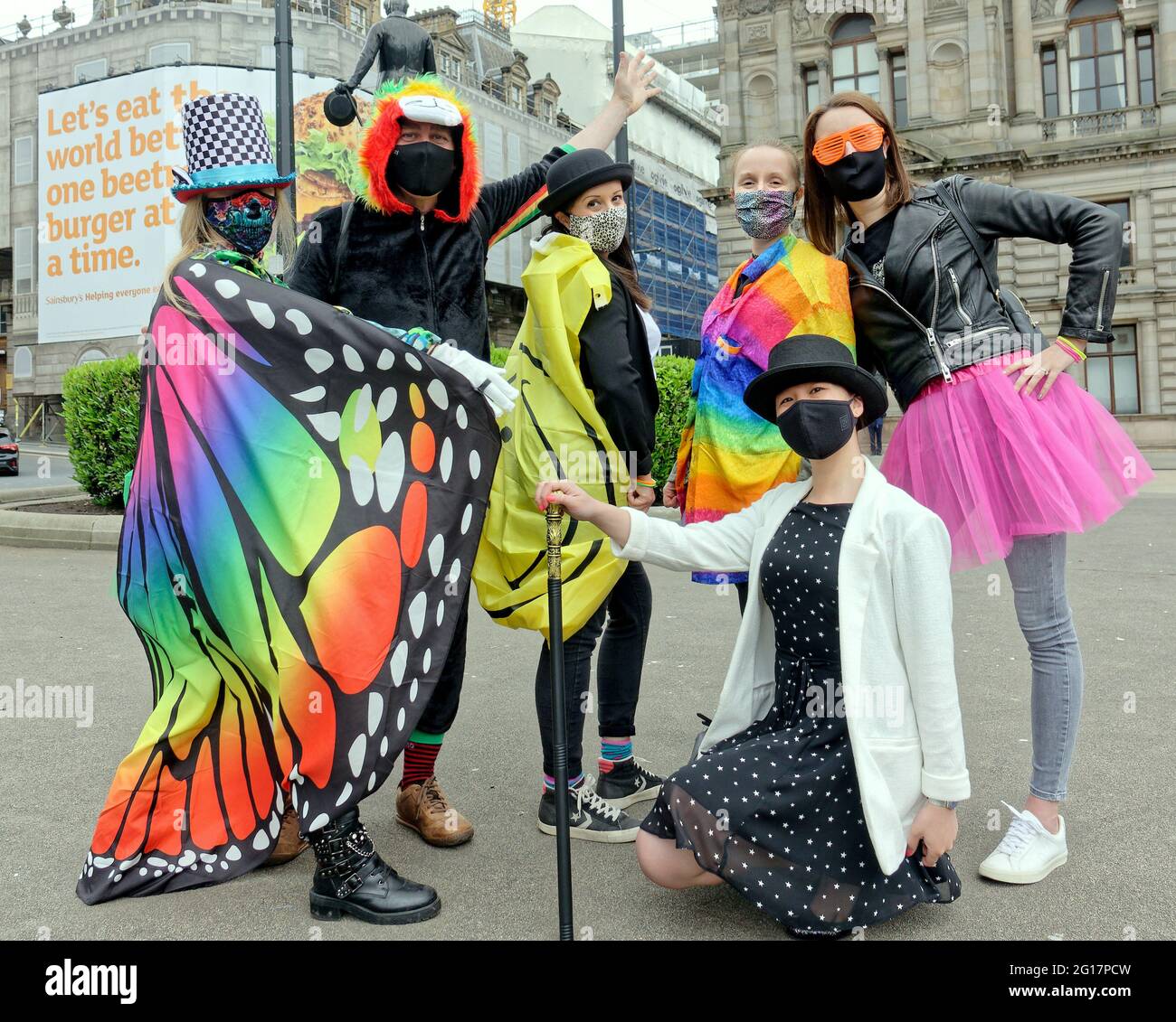 Glasgow, Scozia, Regno Unito, 5 giugno 2021. Covid continua a dominare la vita quotidiana in città, come la vita migliora con la fase 2 e le persone inondano le strade e i bar che riporta la città alla vita. La città è stata illuminata da un tour di mistero degli omicidi iniziato da Internet sulle strade, come le persone vestite e rilevato un crimine nel centro della città.Credit: Gerard Ferry/Alamy Live News Foto Stock