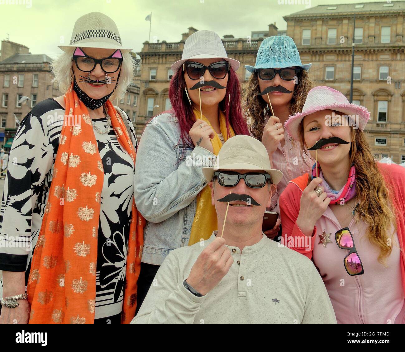 Glasgow, Scozia, Regno Unito, 5 giugno 2021. Covid continua a dominare la vita quotidiana in città, come la vita migliora con la fase 2 e le persone inondano le strade e i bar che riporta la città alla vita. La città è stata illuminata da un tour di mistero degli omicidi iniziato da Internet sulle strade, come le persone vestite e rilevato un crimine nel centro della città.Credit: Gerard Ferry/Alamy Live News Foto Stock