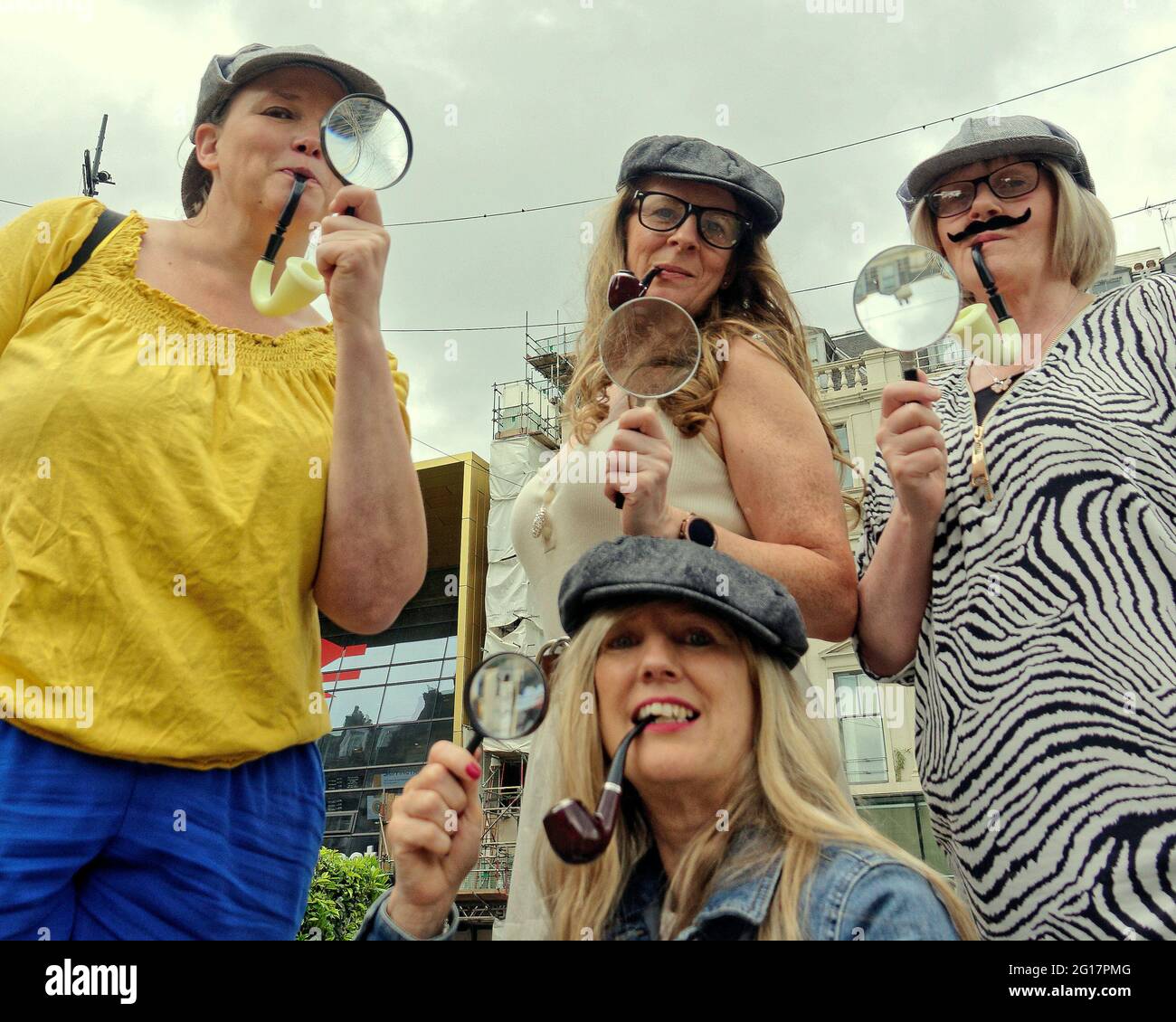 Glasgow, Scozia, Regno Unito, 5 giugno 2021. Covid continua a dominare la vita quotidiana in città, come la vita migliora con la fase 2 e le persone inondano le strade e i bar che riporta la città alla vita. La città è stata illuminata da un tour di mistero degli omicidi iniziato da Internet sulle strade, come le persone vestite e rilevato un crimine nel centro della città.Credit: Gerard Ferry/Alamy Live News Foto Stock