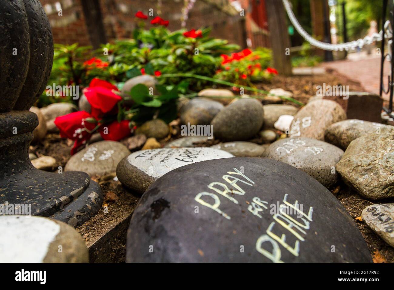 Pregate per un messaggio di pace scritto su una roccia all'Old North Memorial Garden di Boston Foto Stock