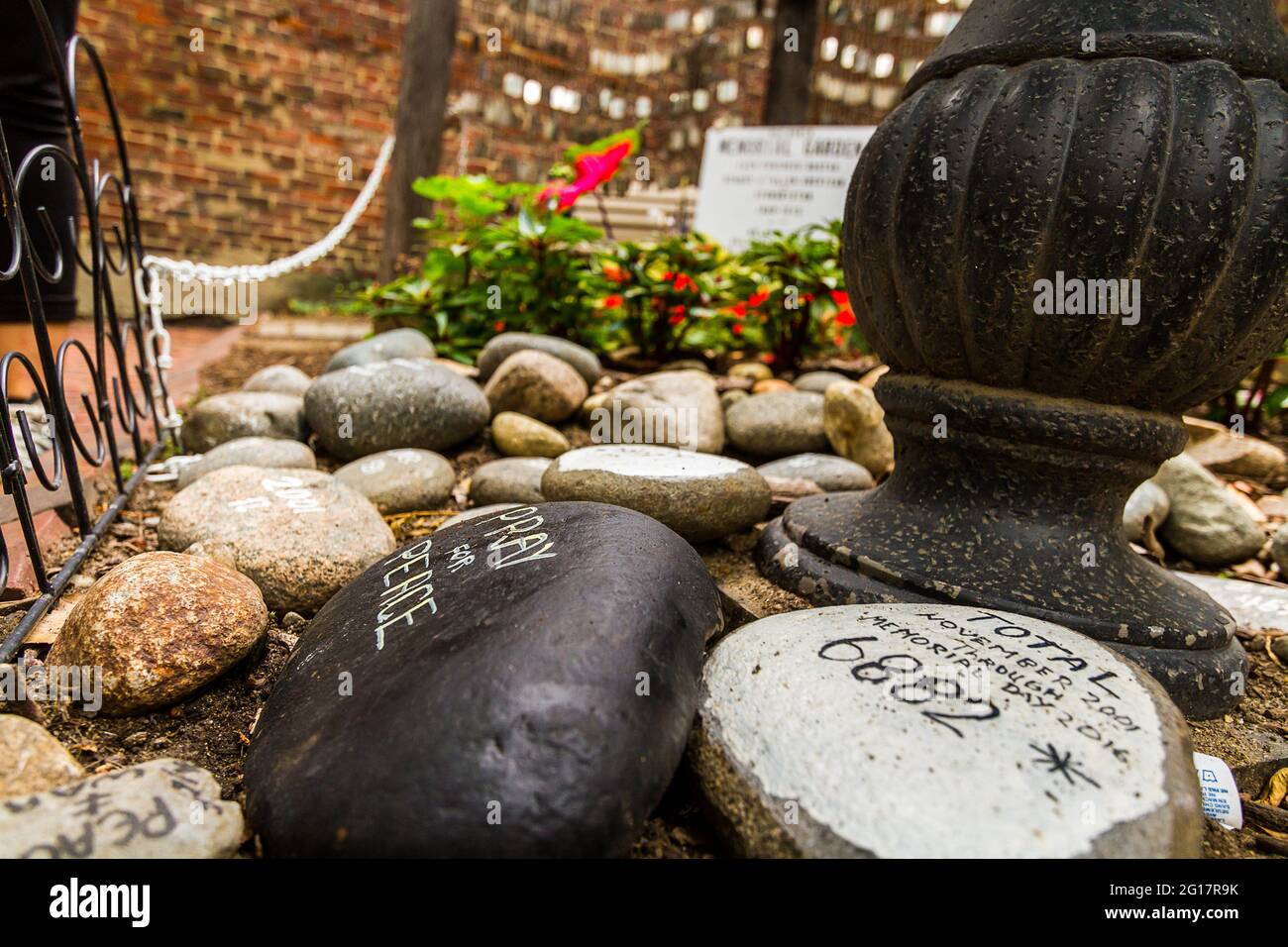 Pregate per un messaggio di pace scritto su una roccia all'Old North Memorial Garden di Boston Foto Stock