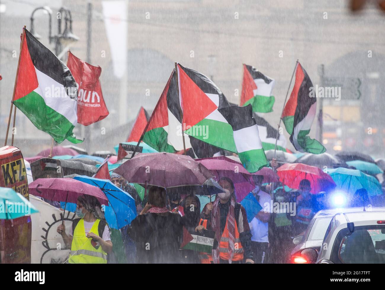 05 giugno 2021, Hessen, Francoforte sul meno: I partecipanti a una manifestazione pro-Palestina sotto lo slogan "Naksa Day, Long Live the Resistance", attraversano Francoforte in una pioggia di tipo cloudburst. La polizia ha garantito la marcia di protesta con un grande contingente. Foto: Boris Roessler/dpa Foto Stock