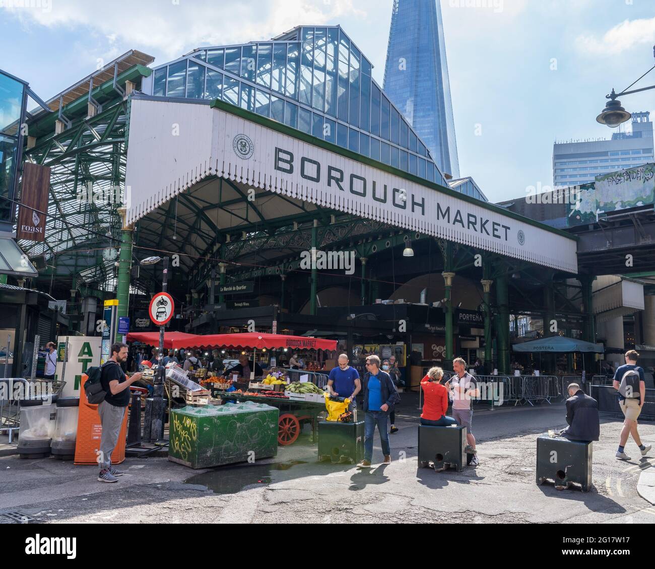 L'ingresso al Borough Market al London Bridge in una giornata di sole. Londra - 5 giugno 2021 Foto Stock