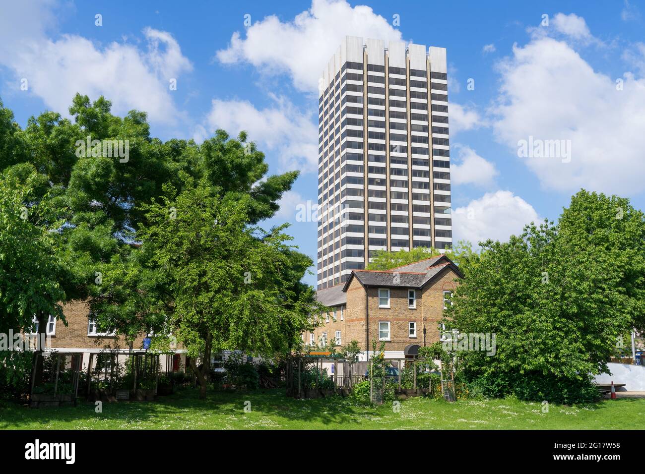 La Torre ITV London Studios si è vista dai Giardini Bernie Spain in in una giornata di sole. Londra - 5 giugno 2021 Foto Stock