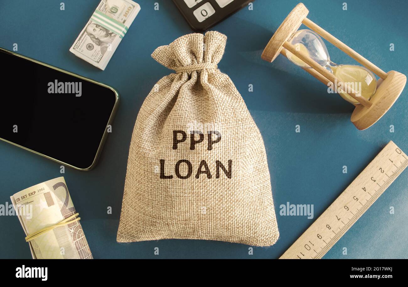 Borsa di denaro con la parola prestito PPP - programma di protezione del pagamento. Prestito progettato per fornire un incentivo diretto per le piccole imprese a mantenere i loro lavoratori Foto Stock