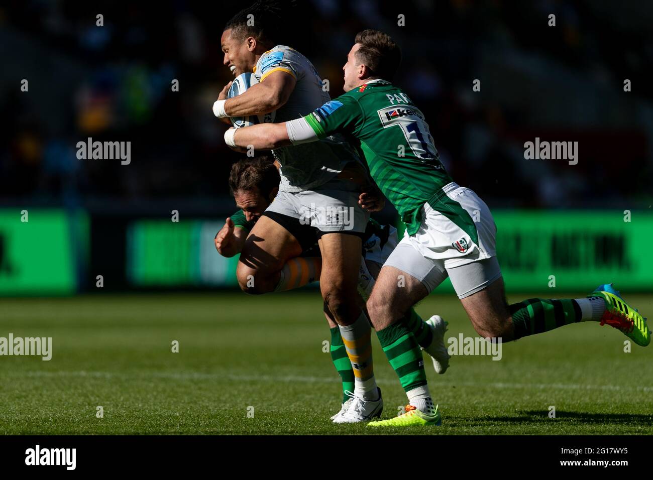 LONDRA, REGNO UNITO. 5 GIUGNO: Marcus Watson of Wasps è affrontato da Tom Parton e NIC Groom di London Irish durante la partita di premiership Gallagher tra London Irish e Wasps al Brentford Community Stadium di Brentford sabato 5 giugno 2021. (Credit: Juan Gasparini | MI News) Credit: MI News & Sport /Alamy Live News Foto Stock