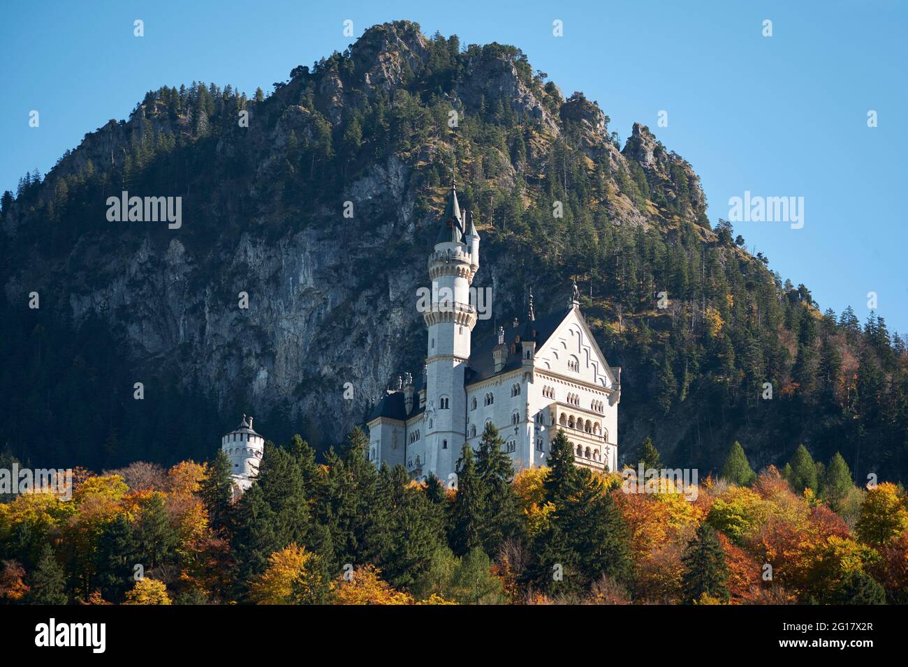 Il castello di Neuschwanstein e sul lato montagna, Baviera, Germania, Europa 2017 Foto Stock