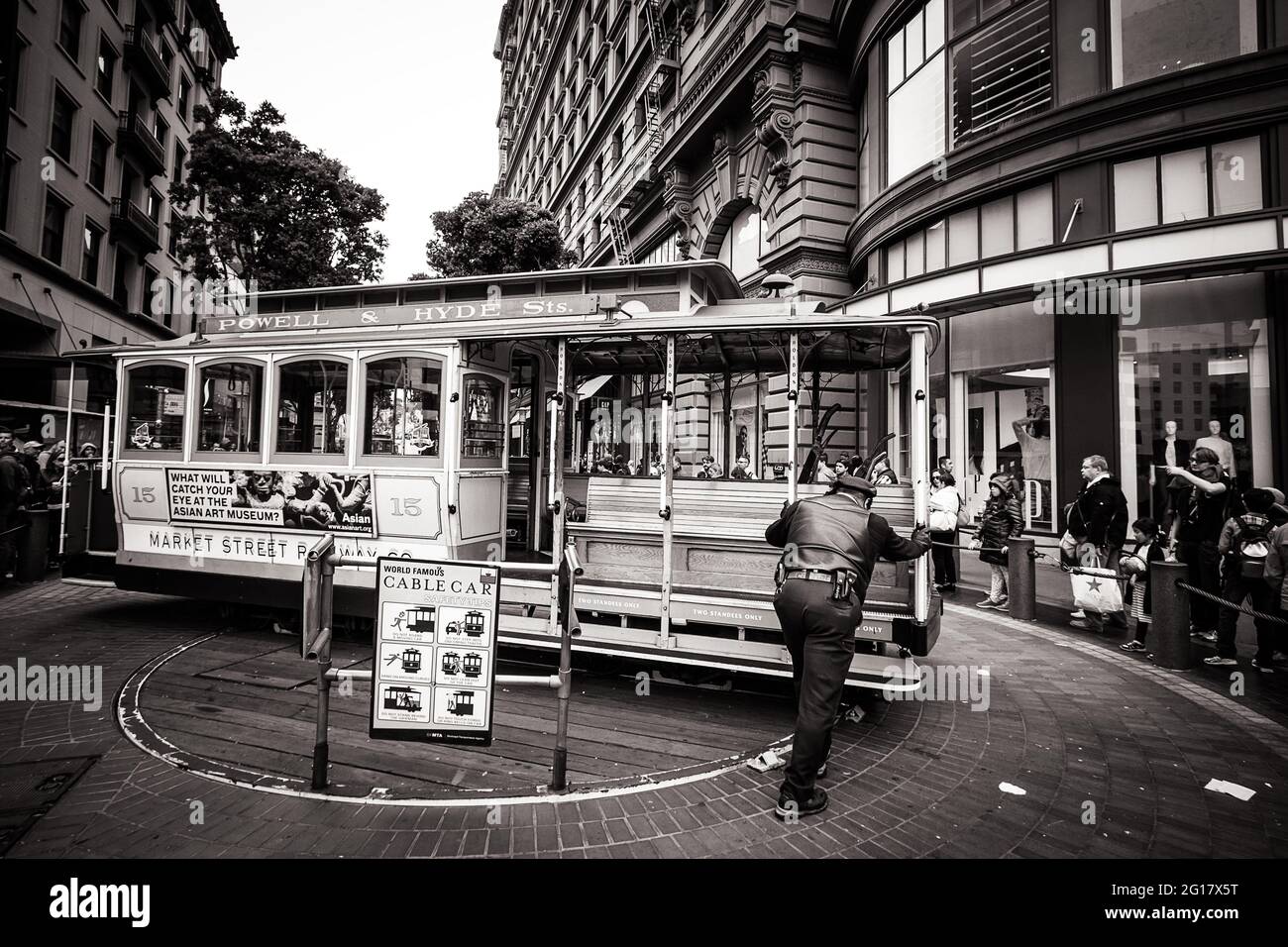 Una funivia sul giradischi e turisti che aspettano un giro a San Francisco Foto Stock