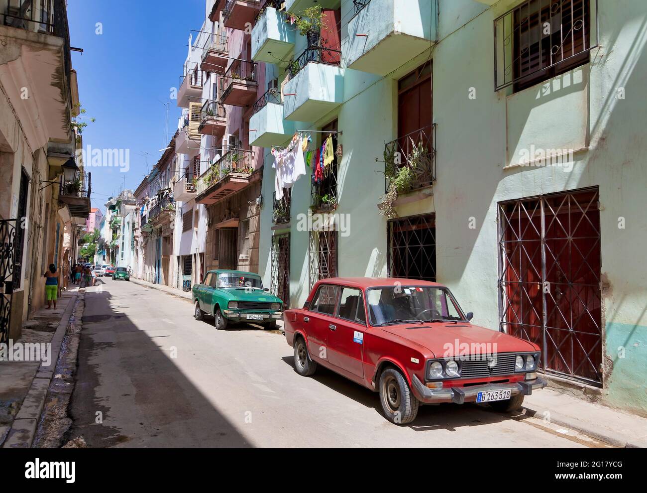 Automobili Lada su una strada a l'Avana, Cuba Foto Stock