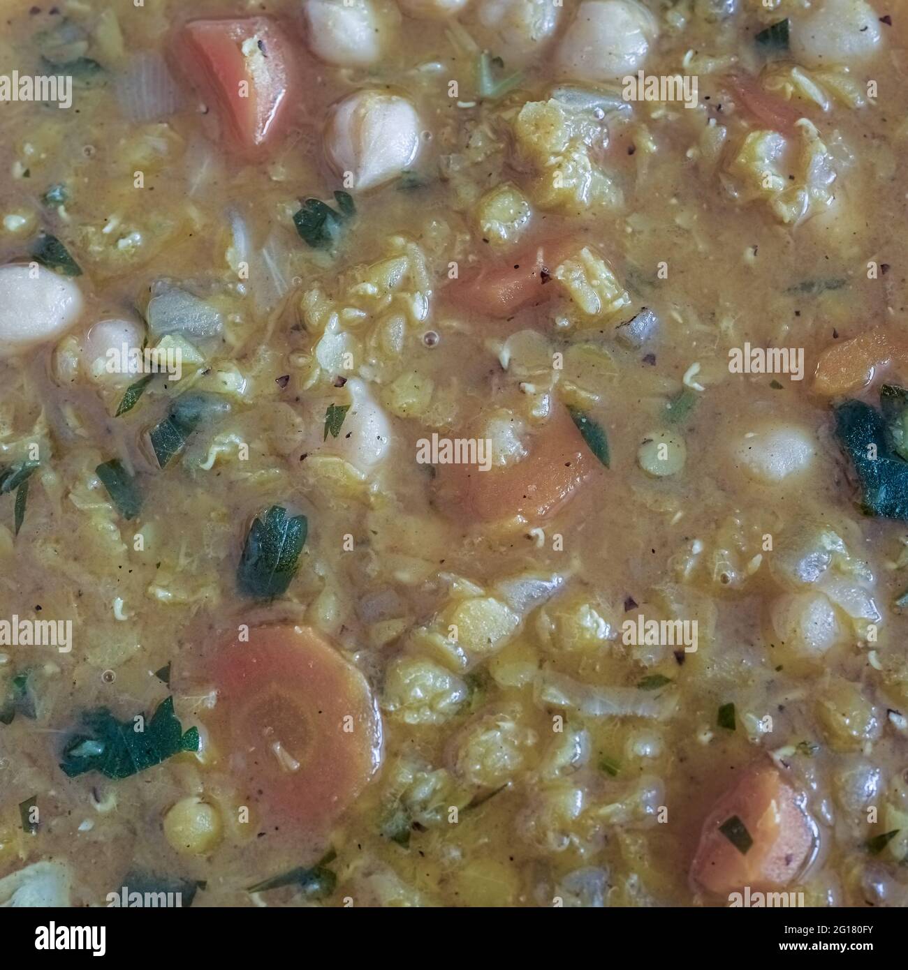 Primo piano di zuppa vegana fatta in casa con lenticchie rosse e ceci Foto Stock