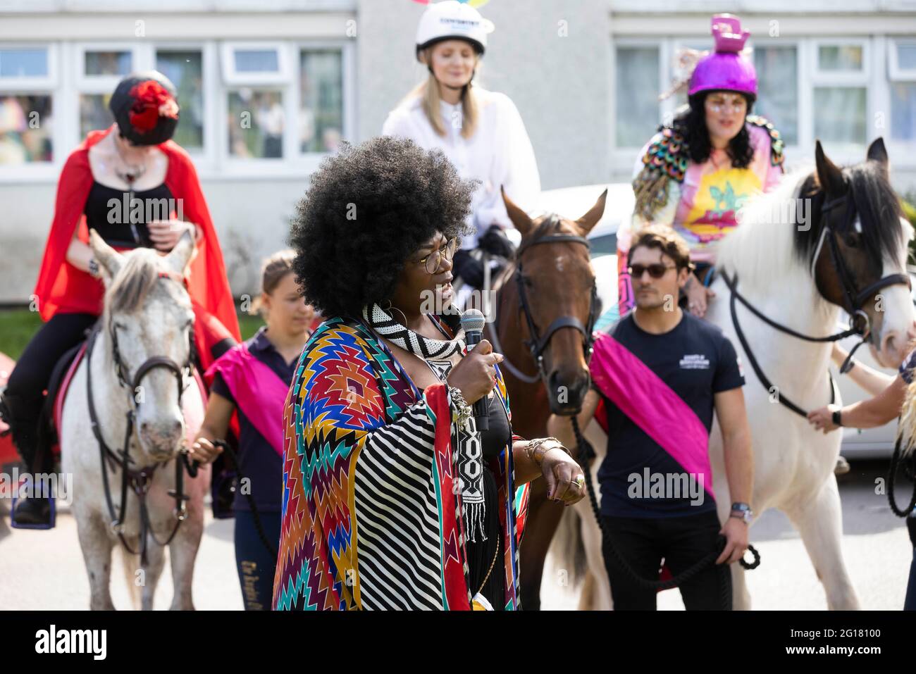 USO EDITORIALE SOLO Godivas del giorno moderno selezionato dalla nomina pubblica giro a cavallo da vari quartieri della città accompagnato da donne che portano bandiere e bandiere che rappresentano il loro manifesto per la città durante l'evento firmato Coventry UK City of Culture, Coventry Moves. Oggi, sabato 5 giugno 2021, Coventry si muove in tutta la città di Coventry come uno spettacolo importante tutto il giorno che si svolge in tutta la città. Diretto da Justine gli uomini e creato con e dal popolo di Coventry, è stato il primo grande evento dell’anno della città come Città della Cultura del Regno Unito, e il primo evento di questo Foto Stock