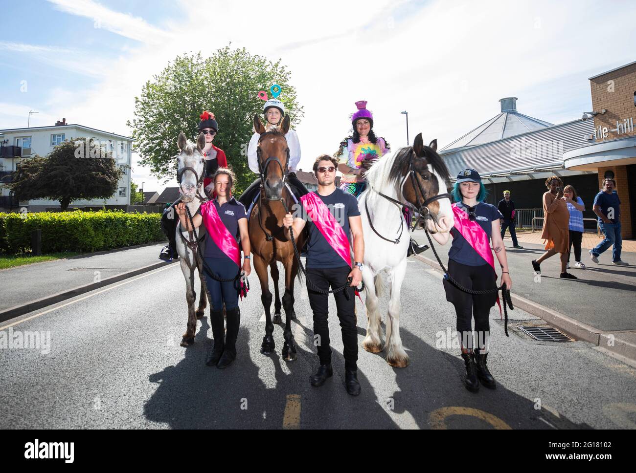 USO EDITORIALE SOLO Godivas del giorno moderno selezionato dalla nomina pubblica giro a cavallo da vari quartieri della città accompagnato da donne che portano bandiere e bandiere che rappresentano il loro manifesto per la città durante l'evento firmato Coventry UK City of Culture, Coventry Moves. Oggi, sabato 5 giugno 2021, Coventry si muove in tutta la città di Coventry come uno spettacolo importante tutto il giorno che si svolge in tutta la città. Diretto da Justine gli uomini e creato con e dal popolo di Coventry, è stato il primo grande evento dell’anno della città come Città della Cultura del Regno Unito, e il primo evento di questo Foto Stock