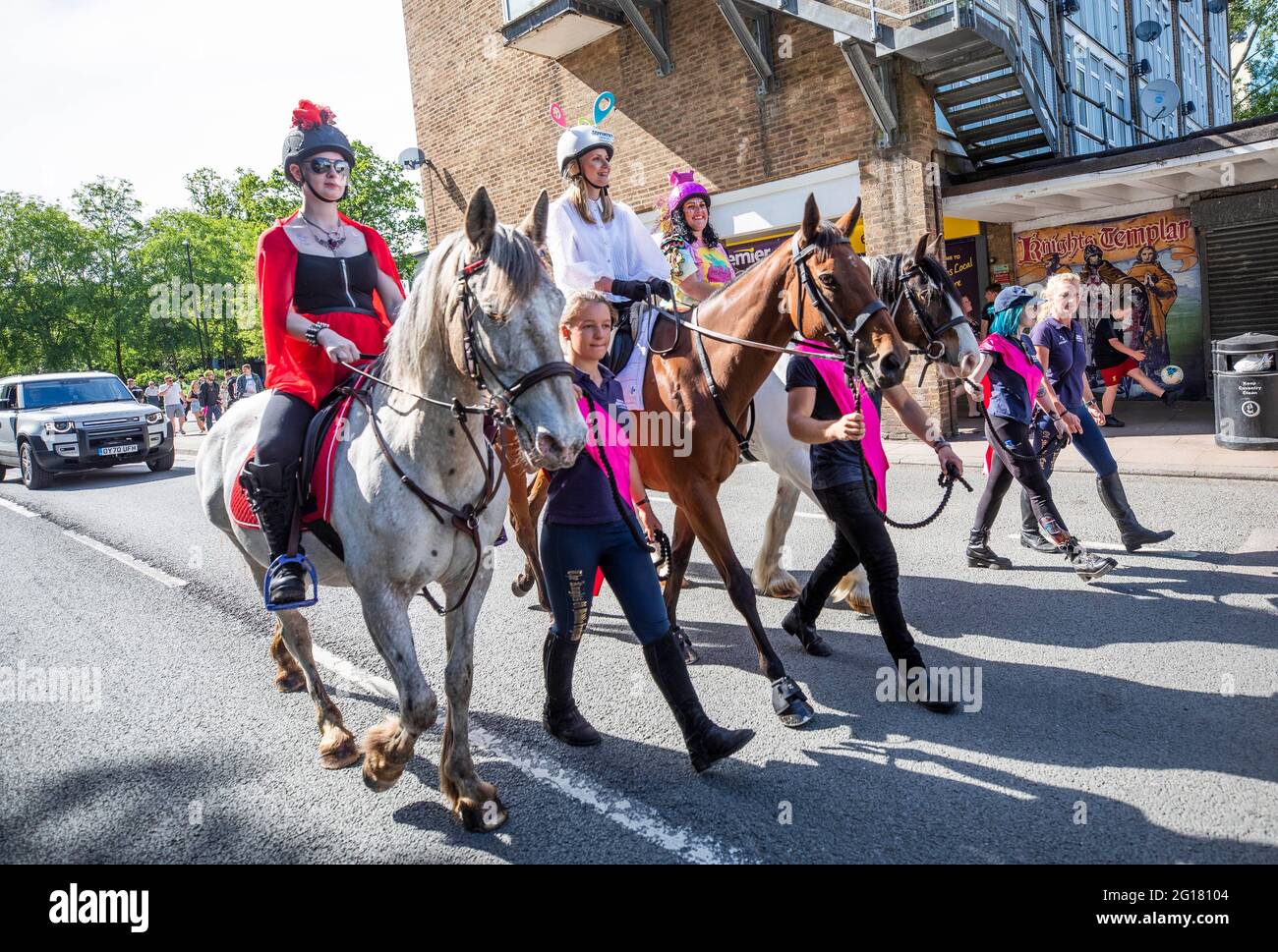 USO EDITORIALE SOLO Godivas del giorno moderno selezionato dalla nomina pubblica giro a cavallo da vari quartieri della città accompagnato da donne che portano bandiere e bandiere che rappresentano il loro manifesto per la città durante l'evento firmato Coventry UK City of Culture, Coventry Moves. Oggi, sabato 5 giugno 2021, Coventry si muove in tutta la città di Coventry come uno spettacolo importante tutto il giorno che si svolge in tutta la città. Diretto da Justine gli uomini e creato con e dal popolo di Coventry, è stato il primo grande evento dell’anno della città come Città della Cultura del Regno Unito, e il primo evento di questo Foto Stock