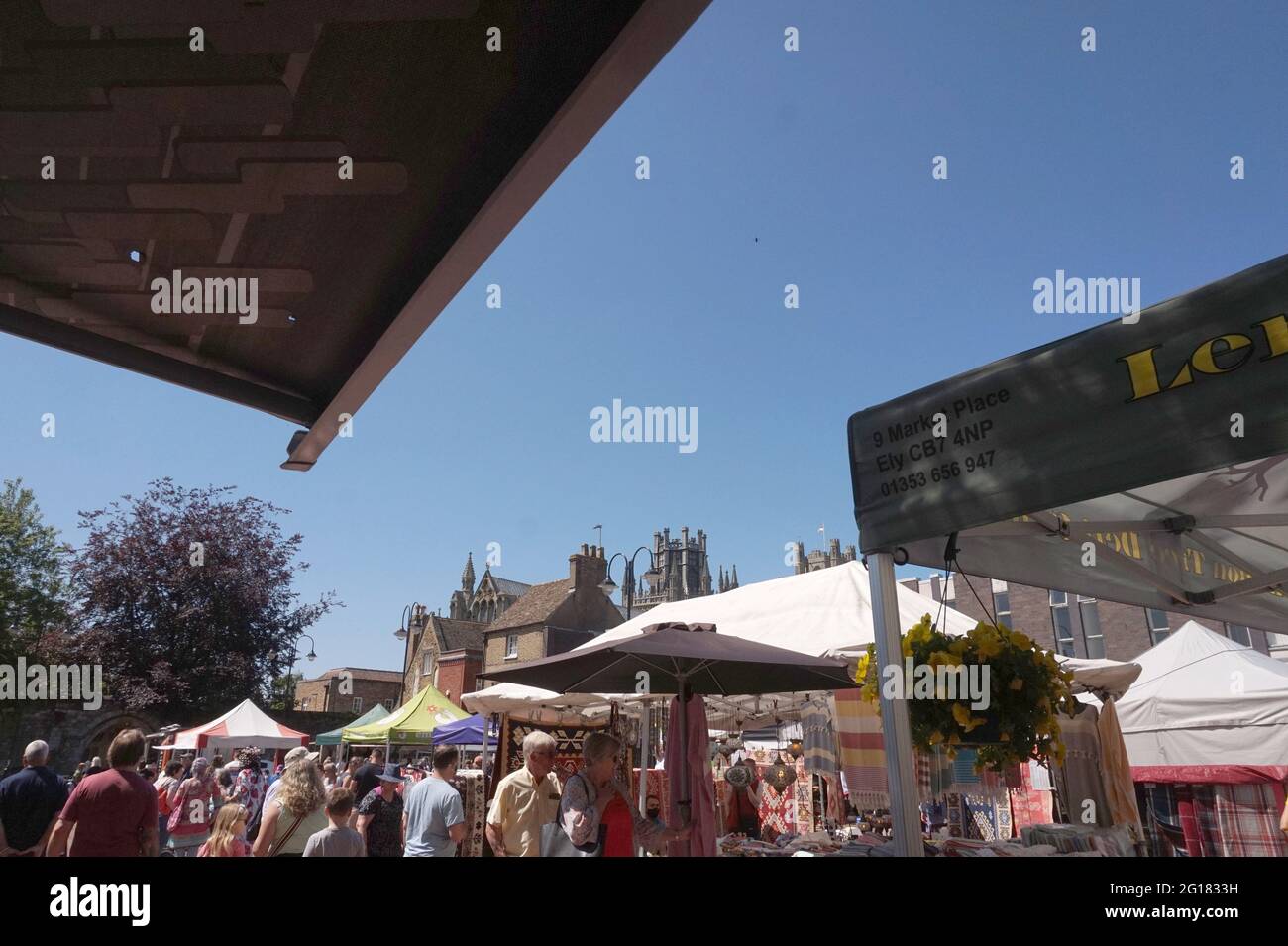Piazza del mercato con la Cattedrale di Ely dietro, Ely, Cambridgeshire, Inghilterra Foto Stock
