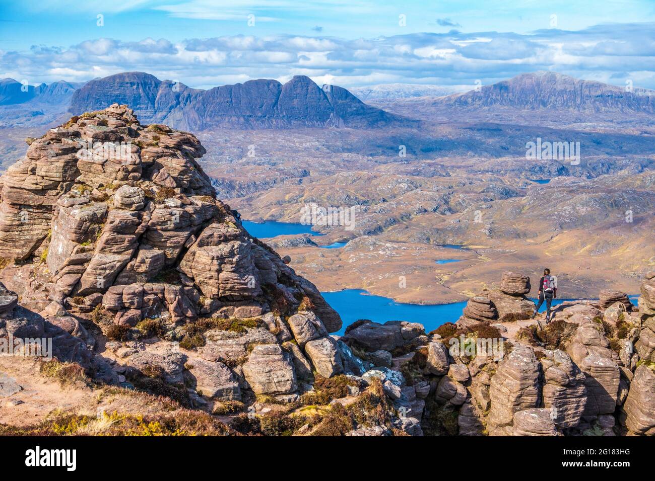 Escursionisti su Stac Pollaidh / Stac Polly - una montagna in Assynt nel Nord Ovest Highlands della Scozia, Regno Unito Foto Stock