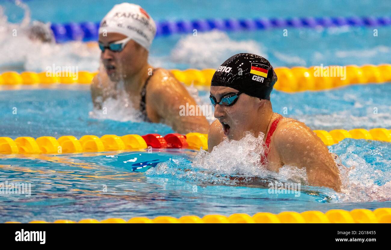 Berlino, Germania. 05 giugno 2021. Nuoto: Campionato tedesco, decisione, 200 m medley, donne, nuoto e diving hall a Europa-Sportpark. Kathrin Demler di SG Essen nuota alla vittoria accanto a Julia Goerigk (l) della SGR Karlsruhe. Credit: Andreas Gora/dpa/Alamy Live News Foto Stock
