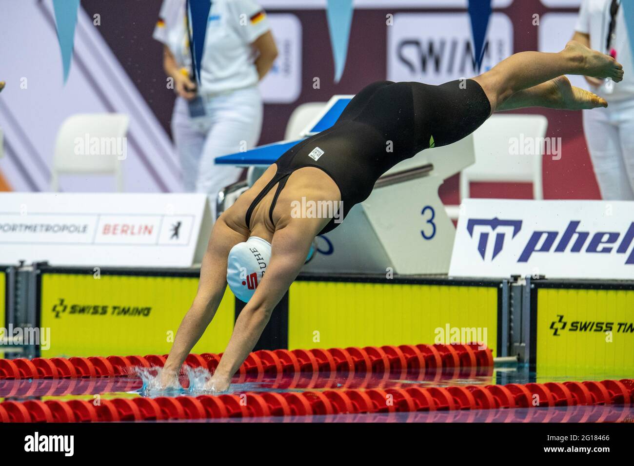 Berlino, Germania. 05 giugno 2021. Nuoto: Campionato tedesco, decisione, 200 m medley, donne, nuoto e diving hall a Europa-Sportpark. Julia Goerigk di SGR Karlsruhe inizia in acqua. Credit: Andreas Gora/dpa/Alamy Live News Foto Stock