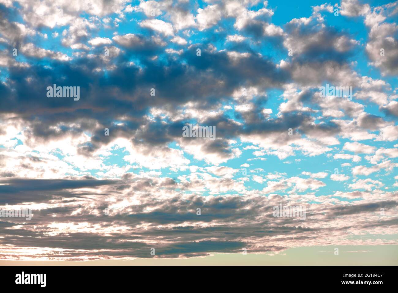 Cirrocumulus tipicamente soleggiato e freddo. File di piccole nuvole a pezzetti Foto Stock