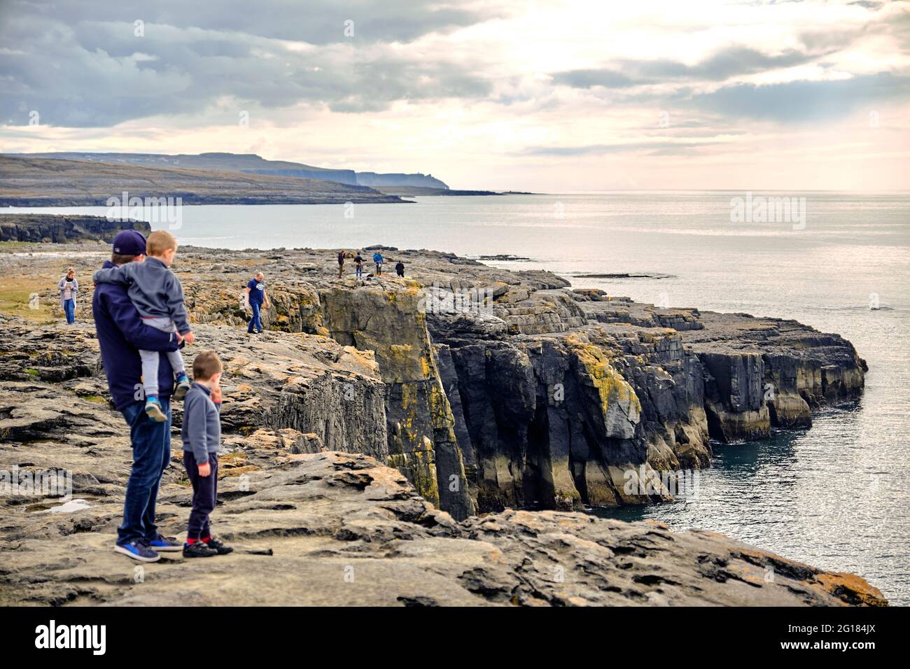 I turisti ad esplorare Bothar nA hAillite lungo il Burren modo Oughtdarra, Co. Clare, Irlanda, 2018 Foto Stock