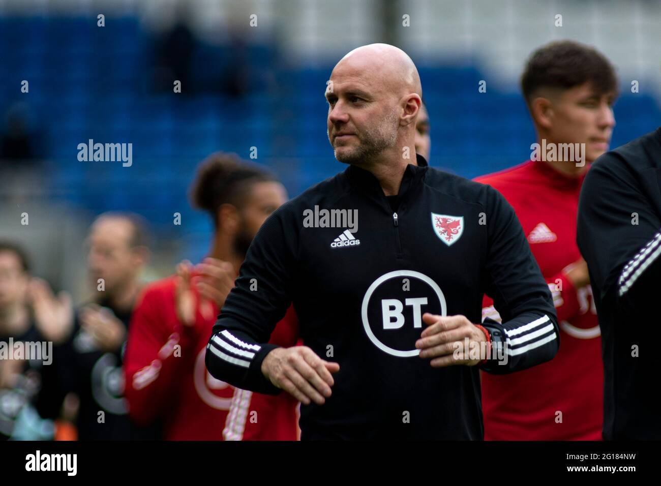 Cardiff, Regno Unito. 5 Giugno 2021. Il direttore provvisorio del Galles Rob Page ringrazia i fan a tempo pieno del Wales contro Albania friendly al Cardiff City Stadium il 5 giugno 2021. Credit: Lewis Mitchell/Alamy Live News Foto Stock