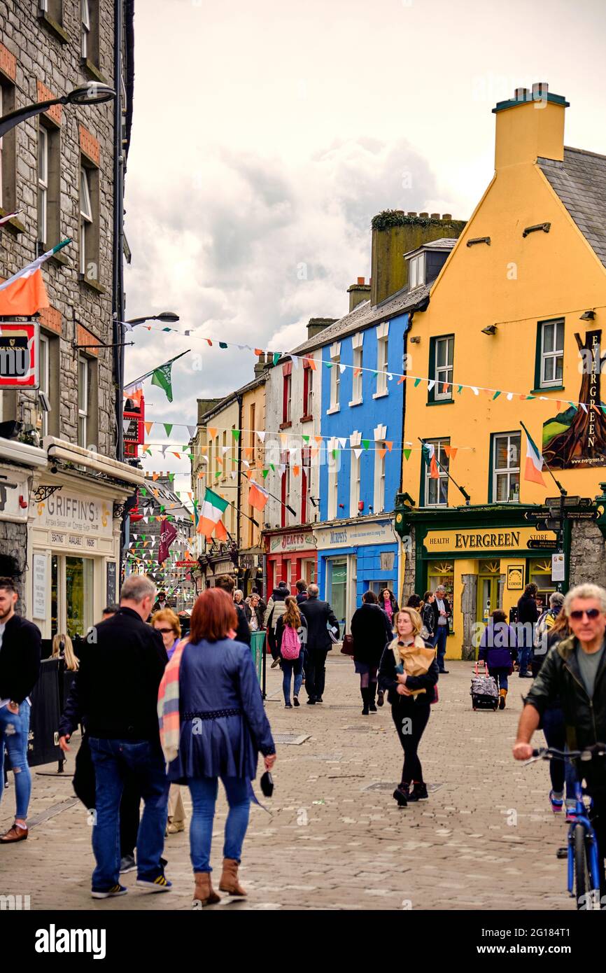 I turisti di shop street downtown Galway, nella contea di Galway, Irlanda, 2018 Foto Stock