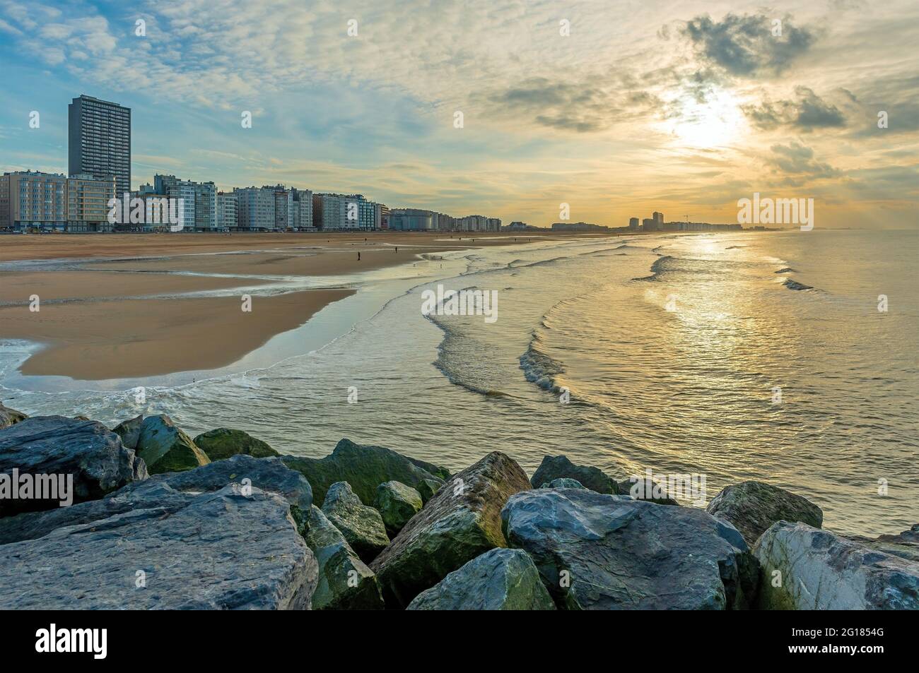 Ostenda (Ostenda) spiaggia cittadina al tramonto sul Mare del Nord, Fiandre, Belgio. Foto Stock