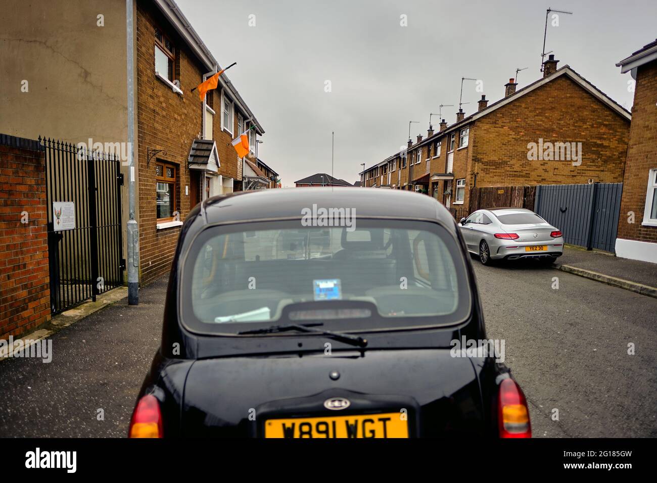 Taxi nero parcheggiato in falls road zona di Belfast, Irlanda del Nord, Regno Unito, 2018 Foto Stock