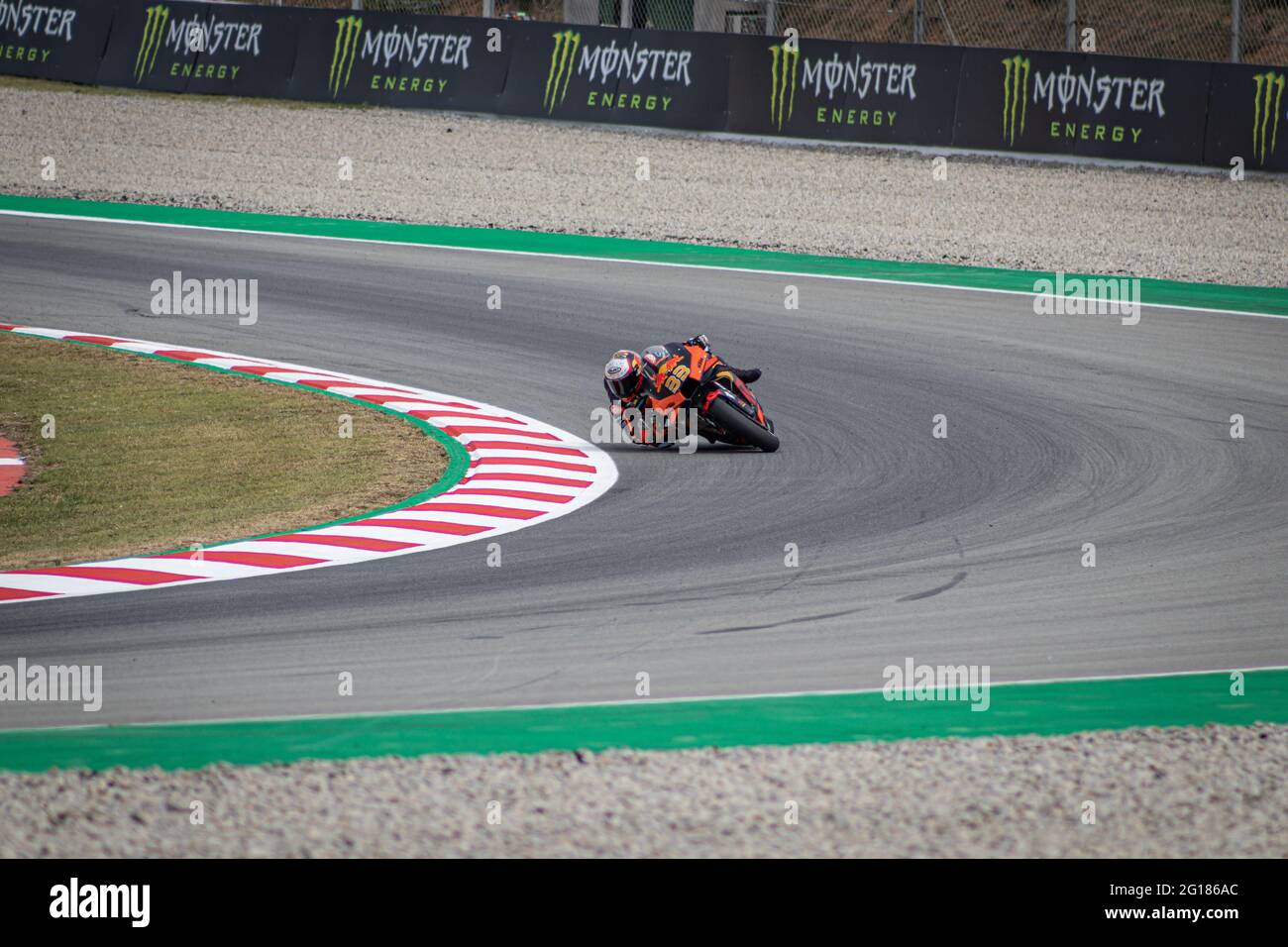 MONTMELLO, SPAGNA-4 GIUGNO 2021: Brad Binder sulla sua 33 KTM RC16 (Team: Red Bull KTM Factory Racing), Campionato del mondo MotoGP 2021 Foto Stock