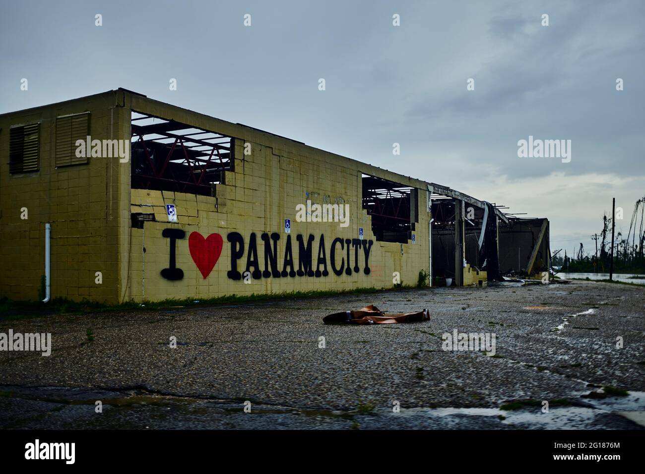 Ho cuore Panama City su distrutto shopping mall che è parte dell'Hurricane Michael detriti, Panama City, Florida, USA, 2019 Foto Stock