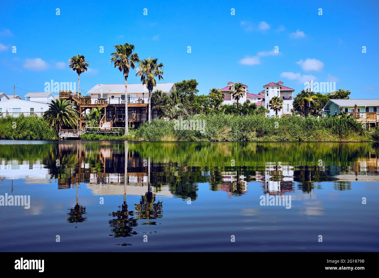 Lago con lilypads e case vacanza dietro, Florida, USA, 2019 Foto Stock
