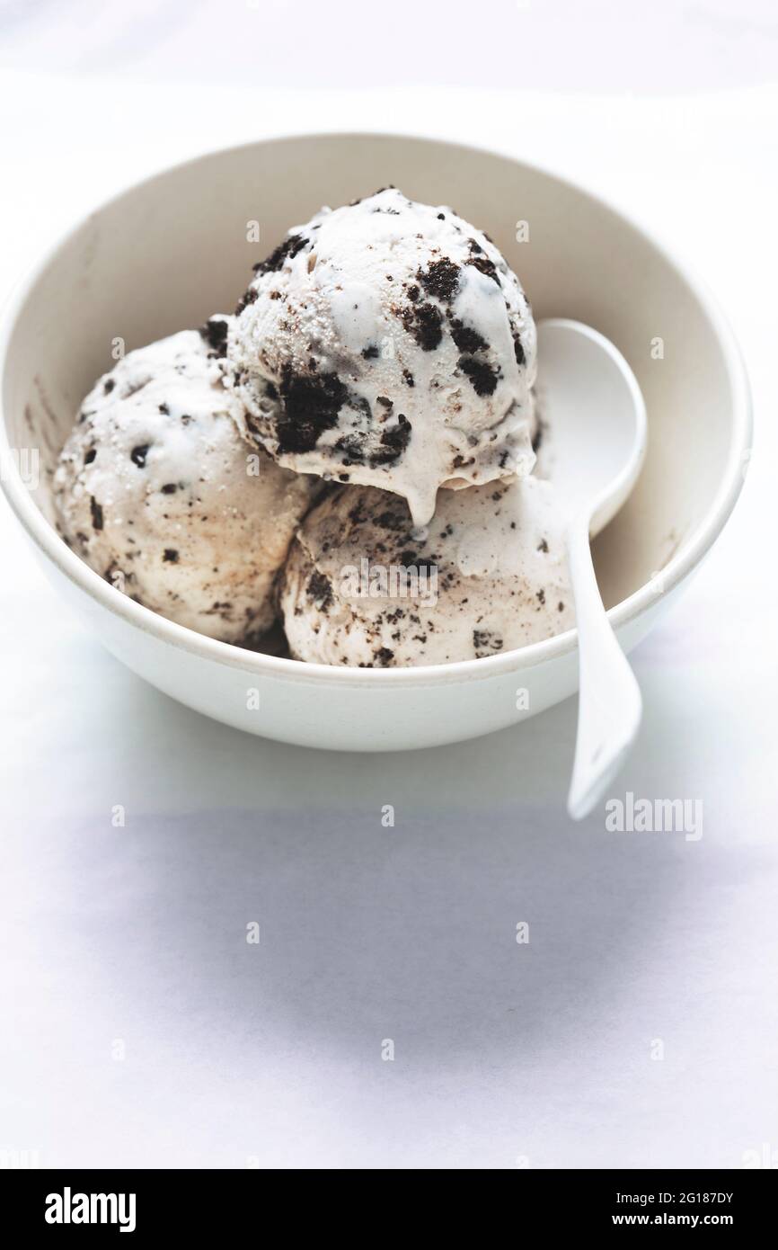 Biscotti al cioccolato, gelati alla vaniglia nel recipiente Foto Stock