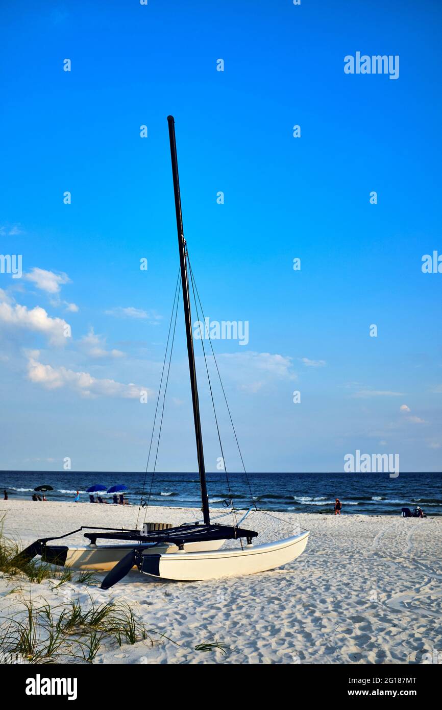 Catamarano imbarcazione sulla spiaggia, Panama City Beach, Florida, Stati Uniti, 2019 Foto Stock