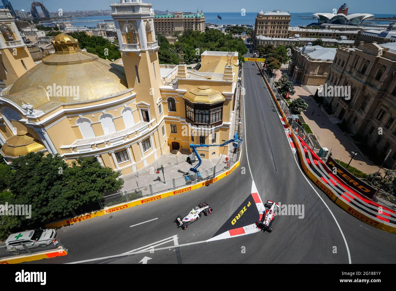 07 RAIKKONEN Kimi (fin), Alfa Romeo Racing ORLEN C41, 47 SCHUMACHER Mick (ger), Haas F1 Team VF-21 Ferrari, azione durante il Gran Premio di Formula 1 Azerbaigian 2021 dal 04 al 06 giugno 2021 sul circuito cittadino di Baku, a Baku, Azerbaigian - Foto Antonin Vincent / DPPI / LiveMedia Foto Stock